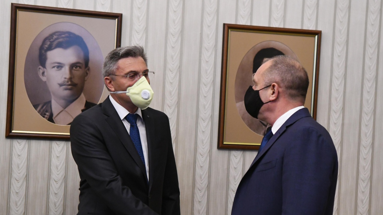 Карадайъ и Радев си разменили реплики заради Кирил Петков