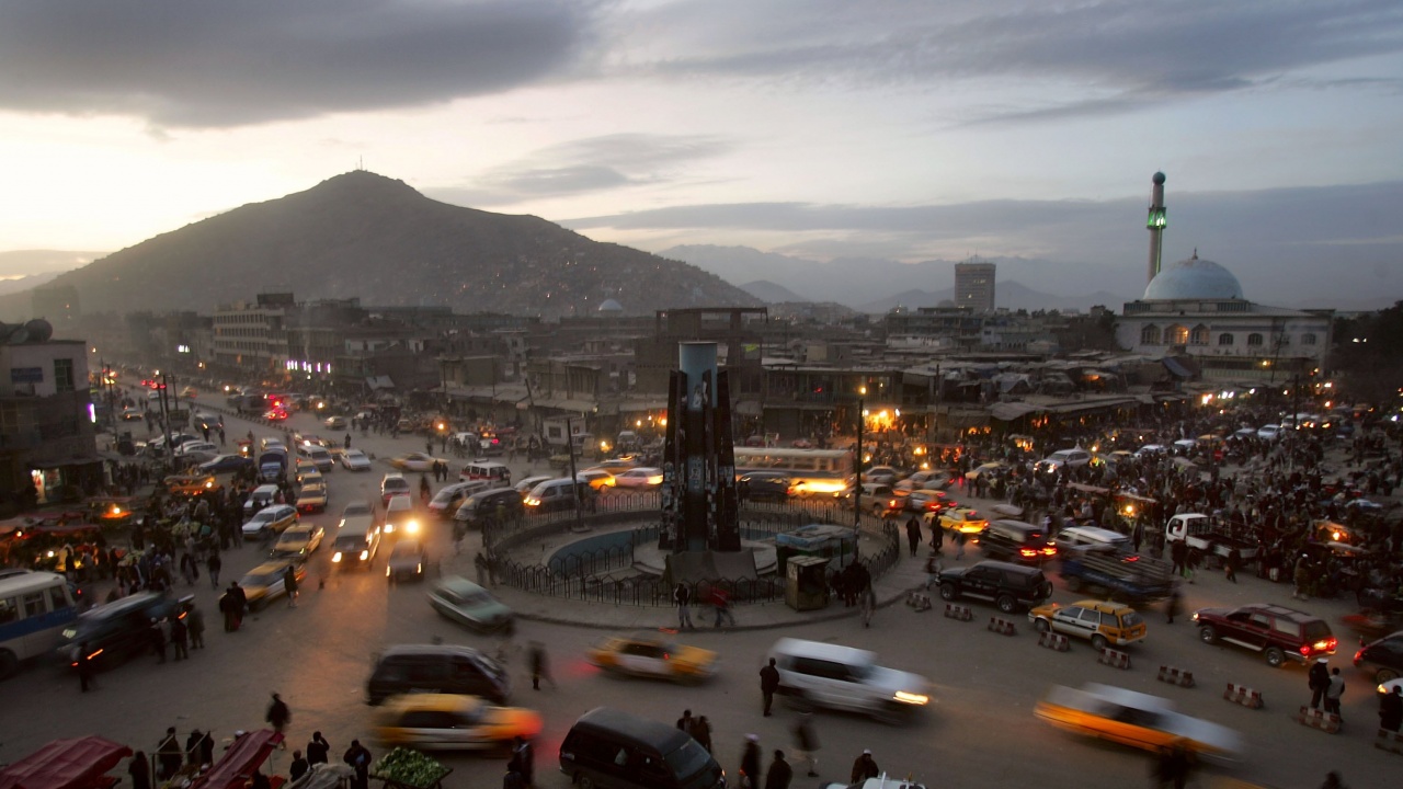 Талибани стрелят във въздуха, за да разпръснат тълпите на летището в Кабул