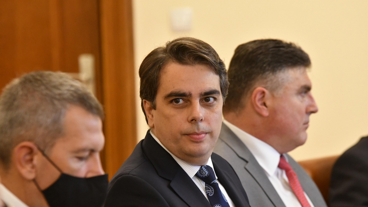 Асен Василев на изслушване в Комисията по бюджет и финанси