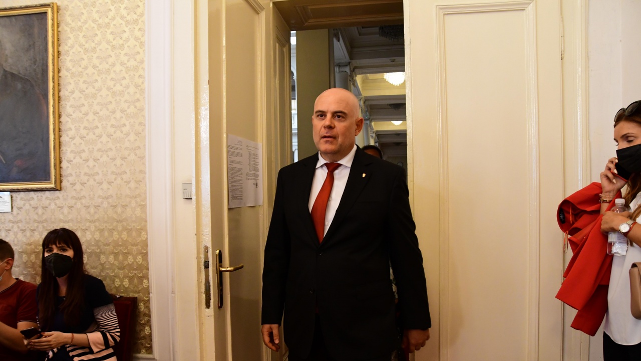 Експерт: Викането на Гешев в парламента цели политически ефект