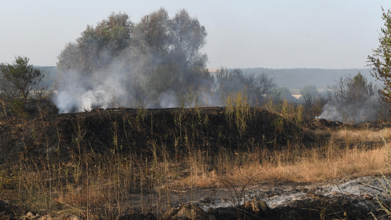 Продължава борбата с големия горски пожар над село Югово