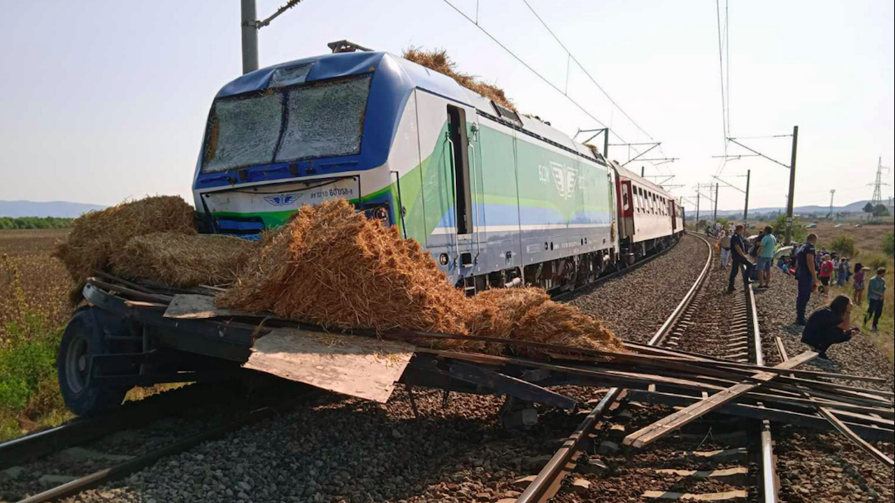 Влакът Бургас-София блъсна камион на прелез край Карнобат