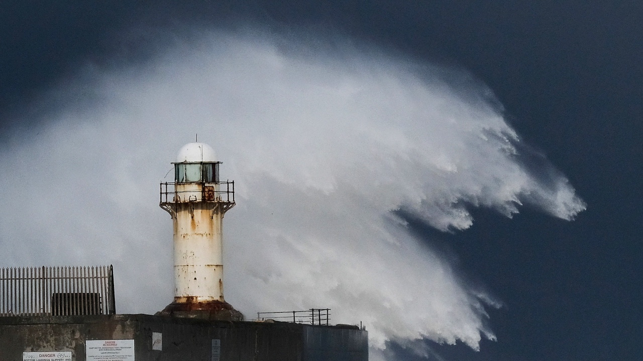 Бурята Хенри връхлетя крайбрежието на Роуд Айлънд