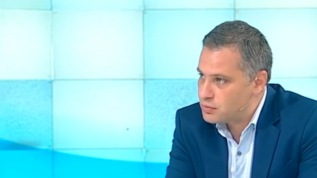 Александър Сиди: Държавата е на автопилот, а шоуто на Слави си върви