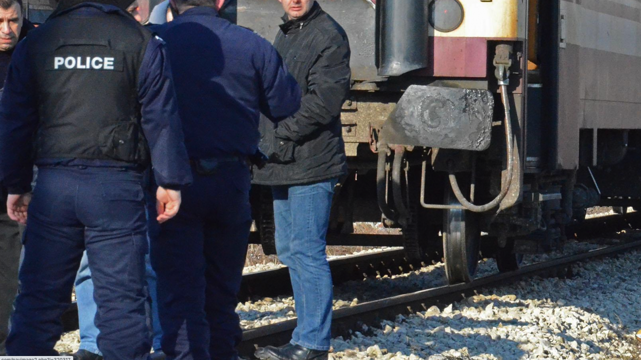 Влак прегази човек в Пловдив, издирват кой е 