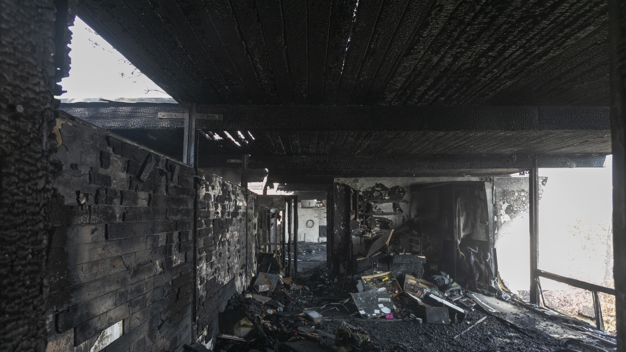 Събарят изгорелите къщи в село Кръстава 