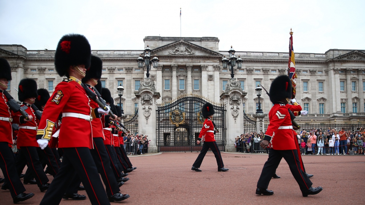 Подновиха церемонията за смяна на караула пред Бъкингамския дворец 