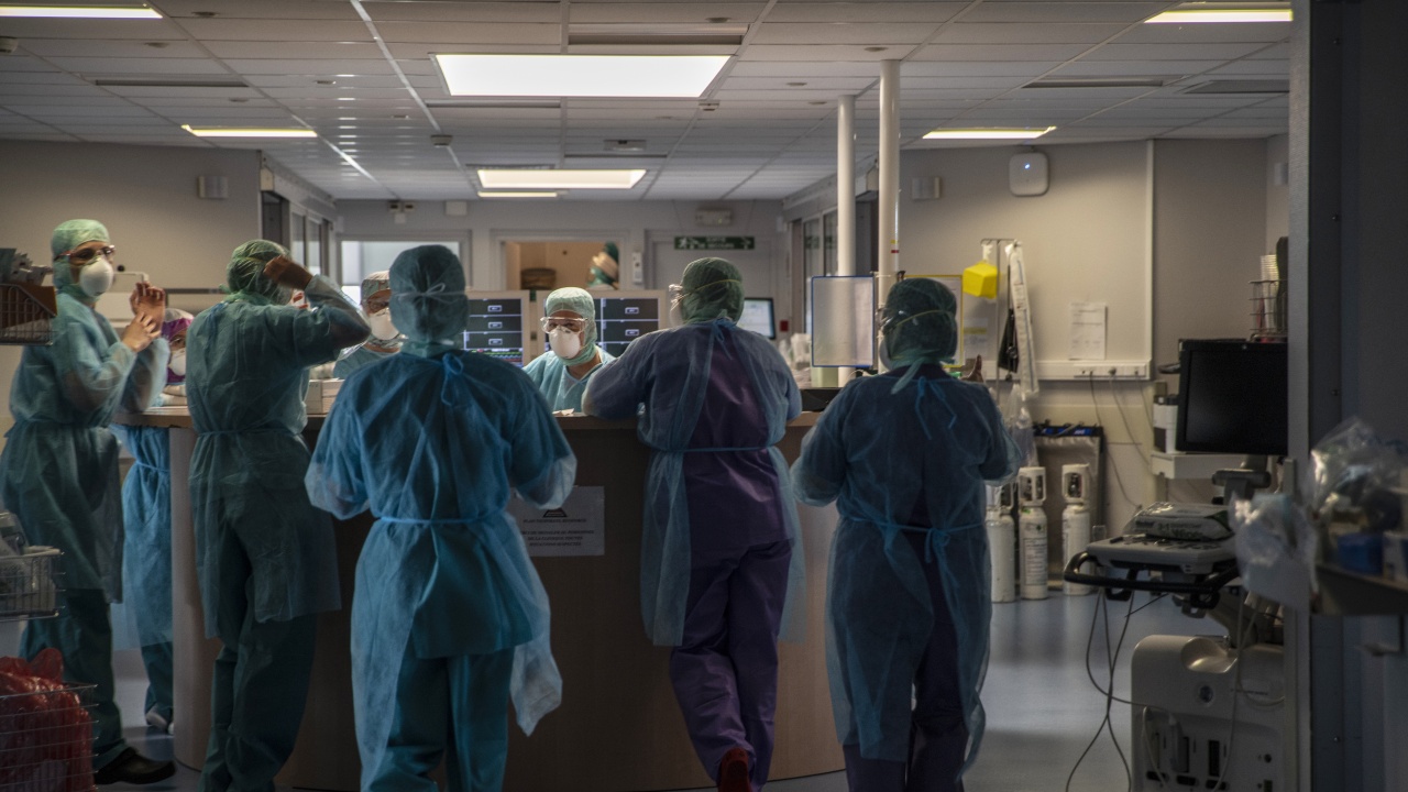 Болниците във Франция са поставени под натиск заради ръста на новозаразени