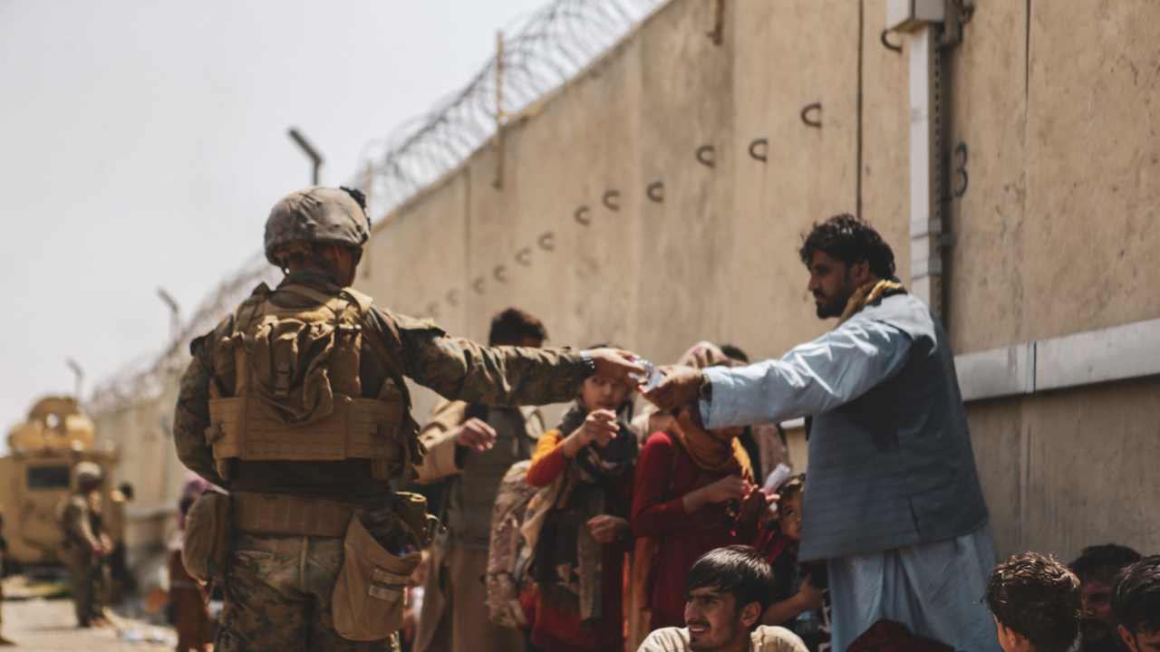 Дипломат от НАТО: Евакуацията от летището в Кабул се извършва "на бойни нога"
