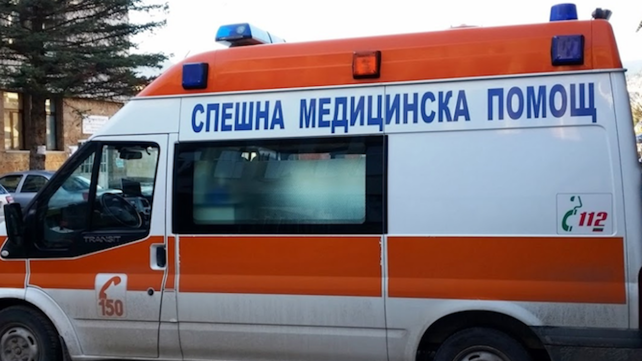 Кола помете жена и 13-годишно момиче в Хасково