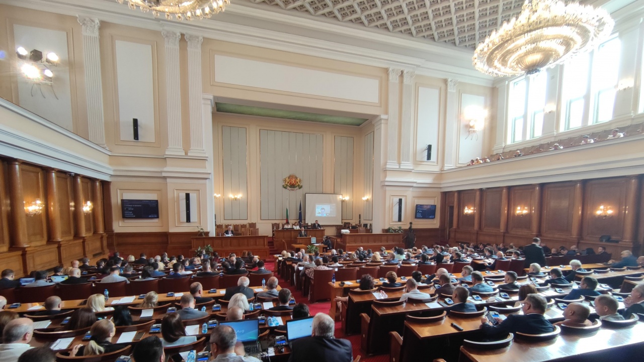 Депутатите гласуват актуализацията на бюджетите на НЗОК и ДОО