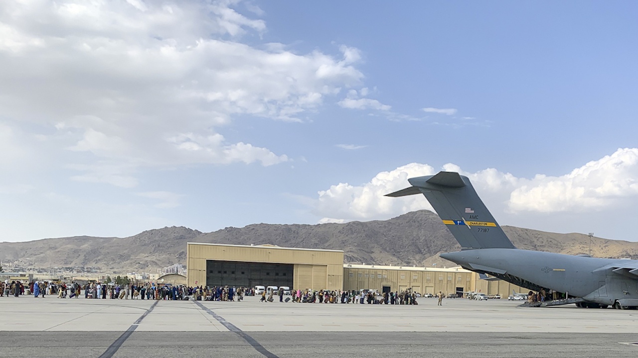 Хората продължават да се тълпят на летището в Кабул с надеждата да се евакуират 