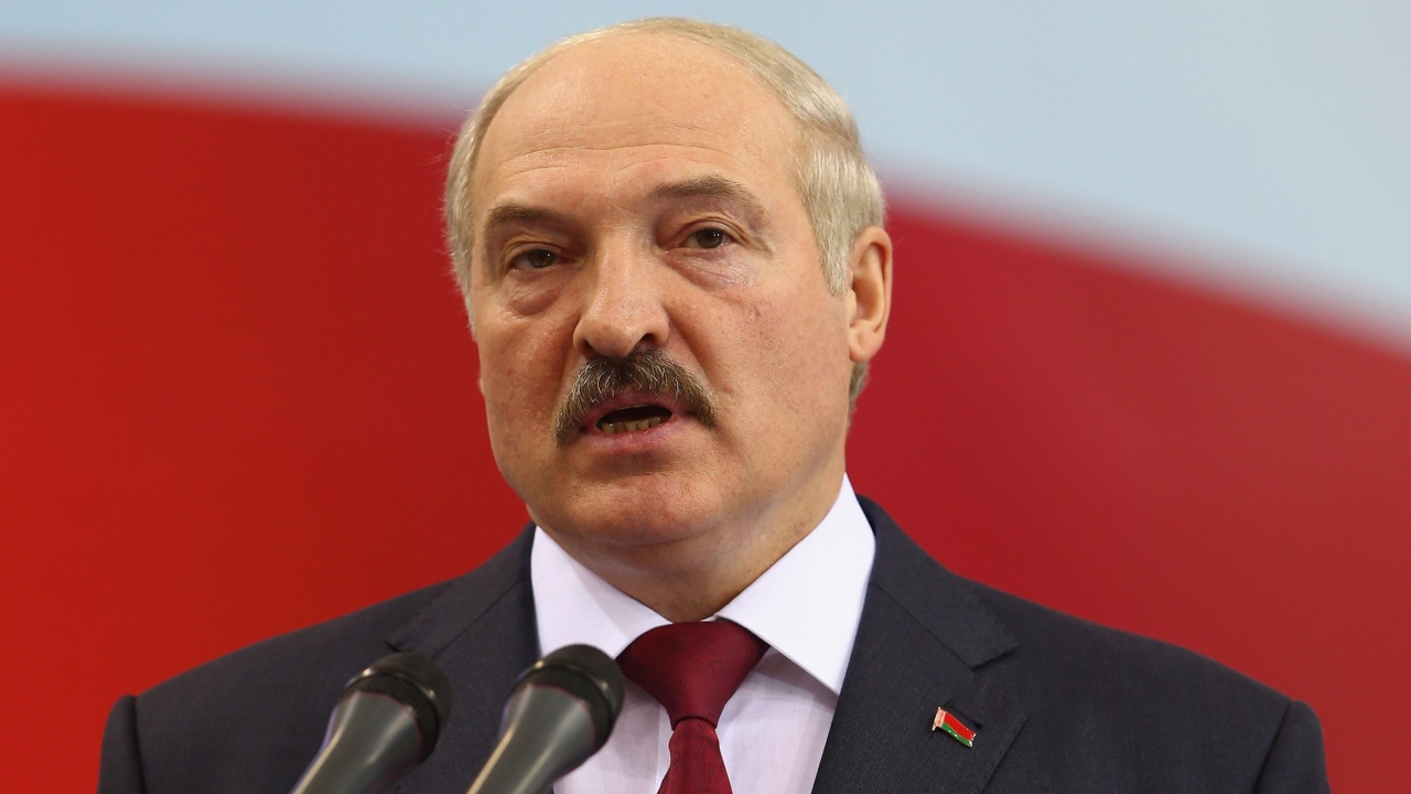 Александър Лукашенко гледа дини