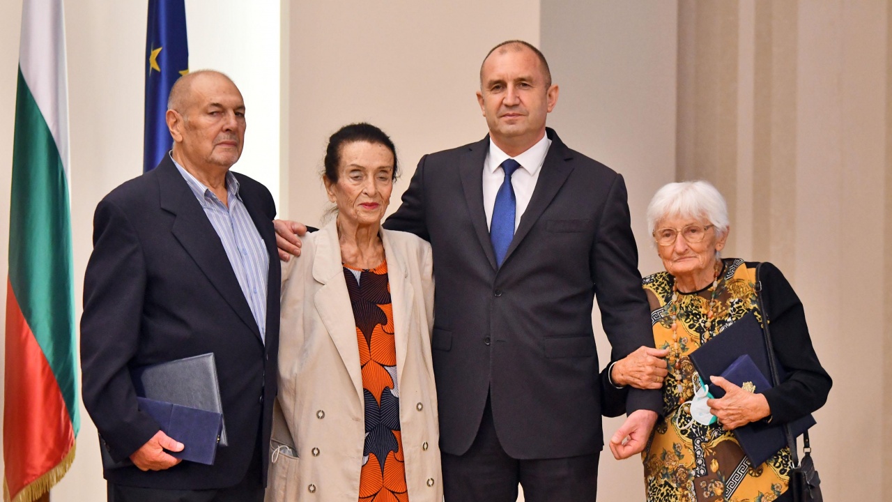Румен Радев удостои трима изявени дейци на културата с почетния знак на държавния глава