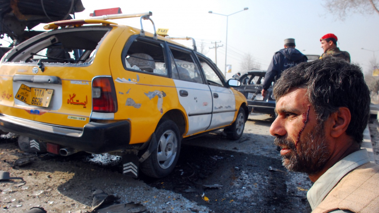 Най-малко 13 убити и над 60 ранени при експлозията край летището в Кабул