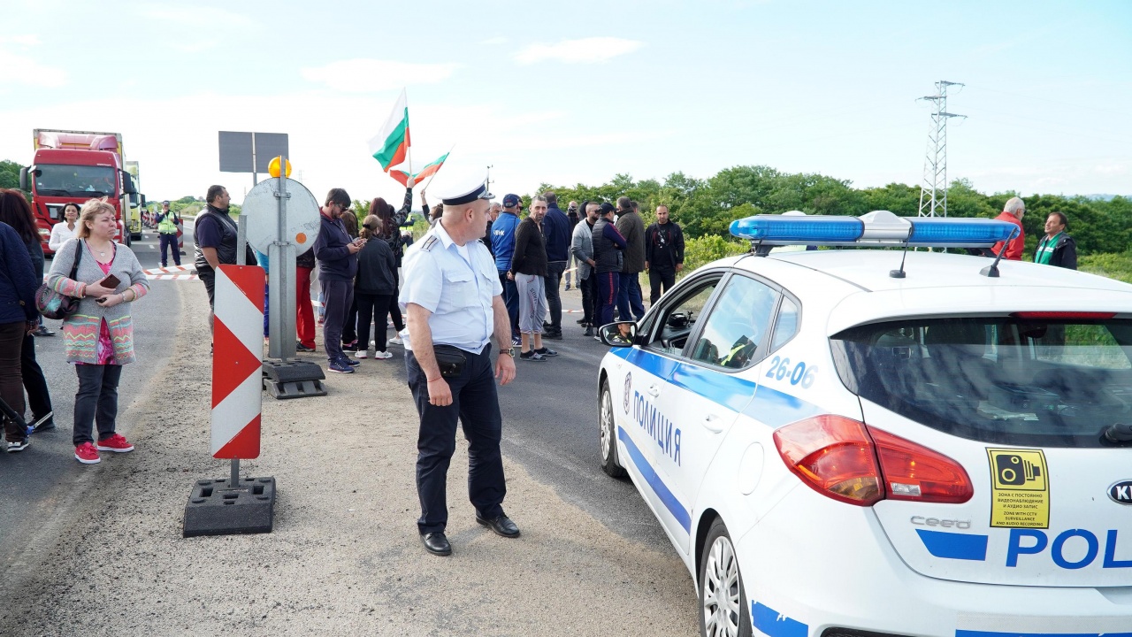 Десет минути продължи блокадата на пътя Перник - София