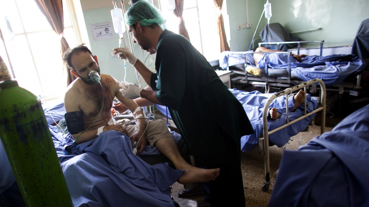 Расте броят на загиналите при атентатите в Кабул