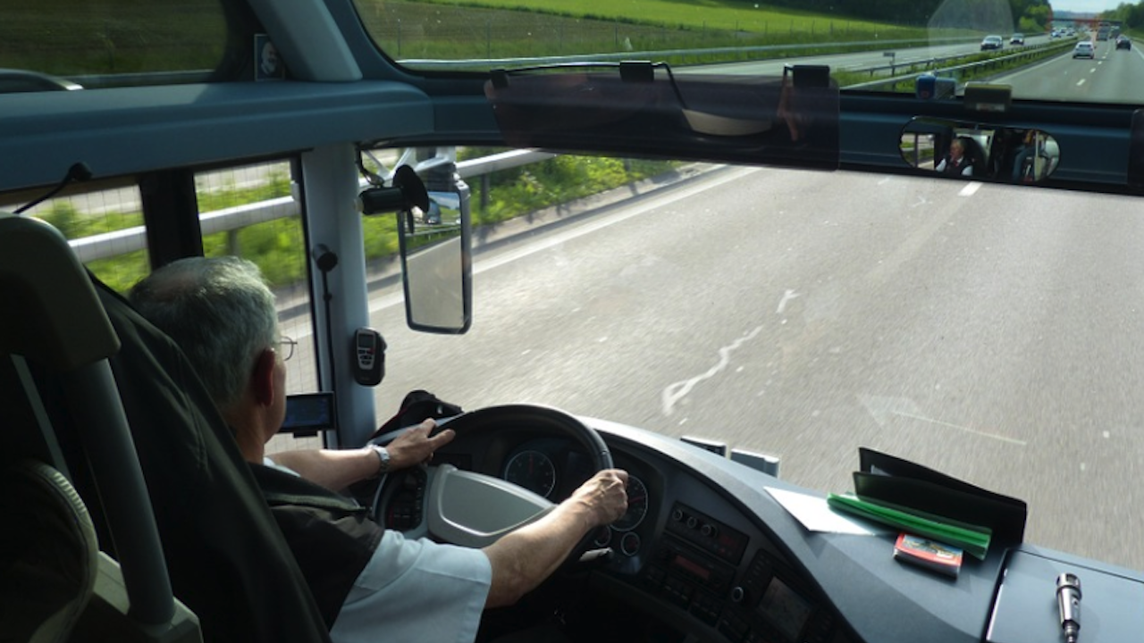 Заспиващ шофьор на автобус застраши живота на пътниците от морето до София