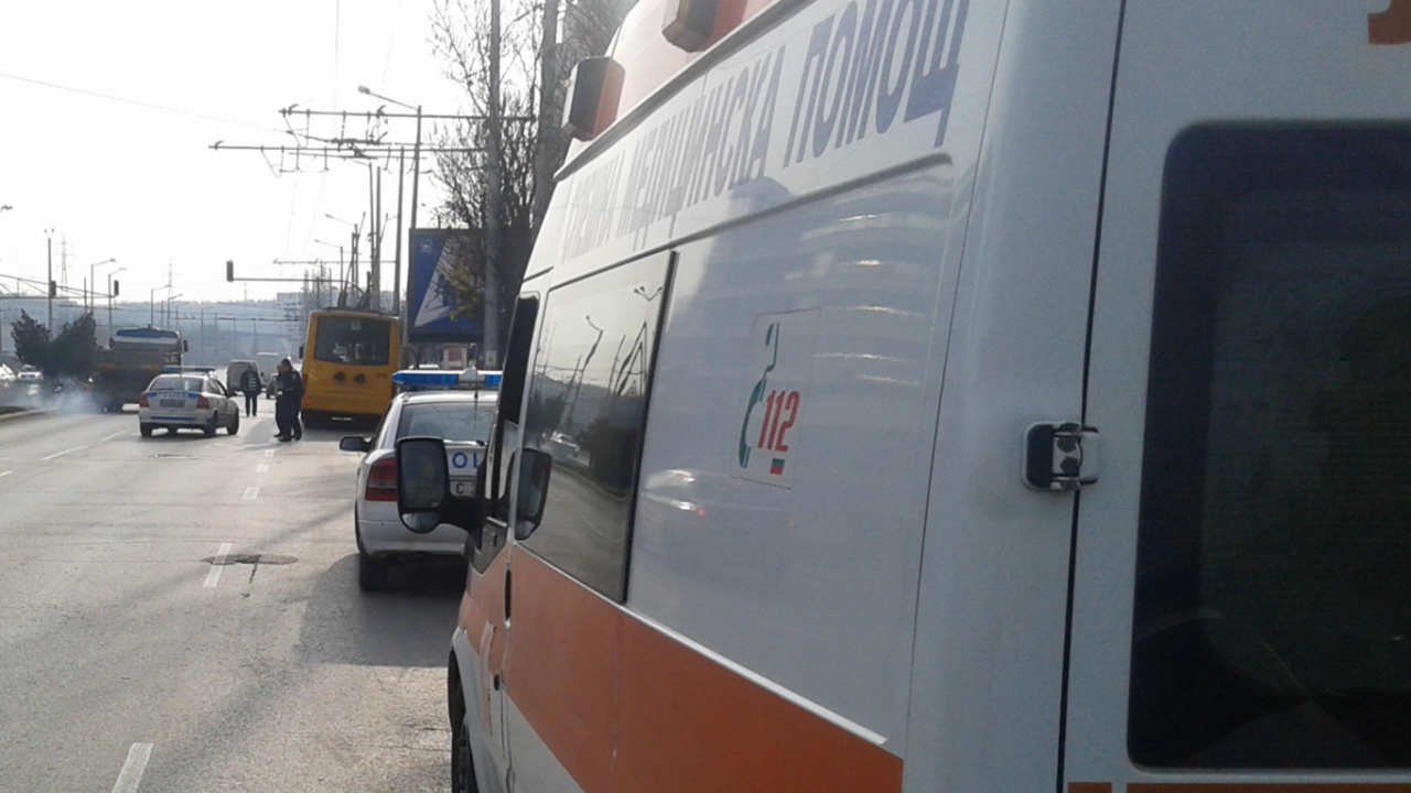 Шофьор на БМВ отнесе две момичета на спирка във Враца