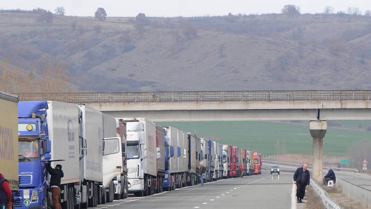 Ограничава се движението в посока София на камионите над 12 т между 47-ми и 30-ти км на АМ „Хемус“
