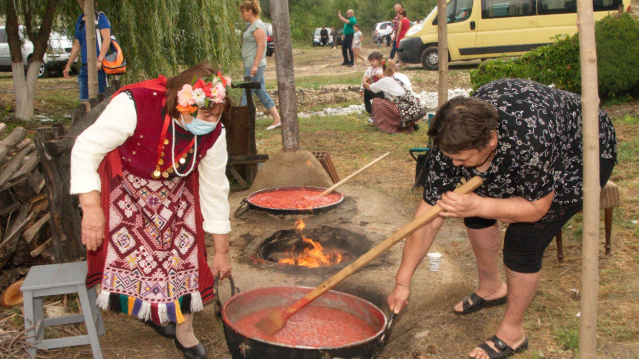 В силистренското село Смилец днес се вари динен мед