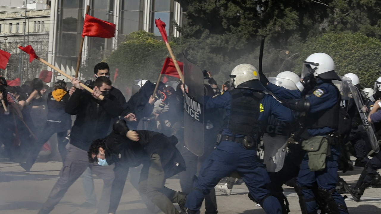 Гръцката полиция влезе в сблъсъци с протестиращи срещу ваксинацията в Атина 