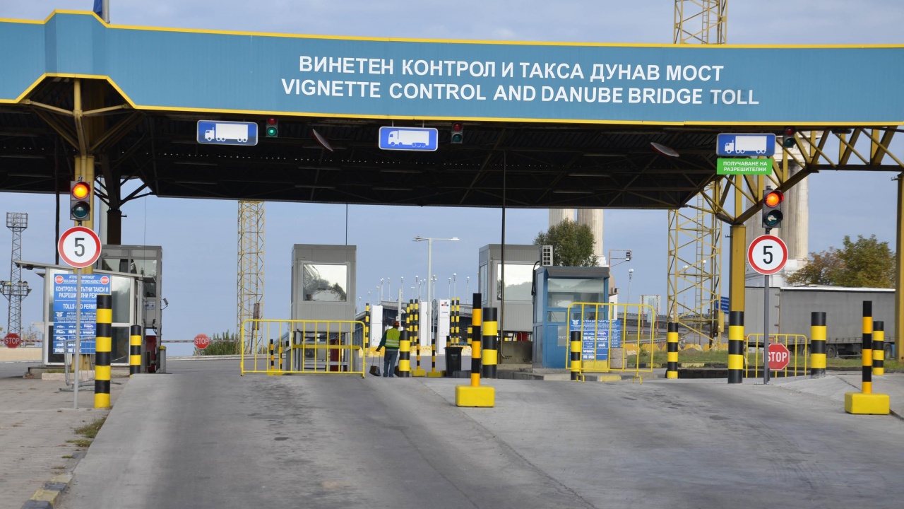 Задържаха трима мигранти , опитали да минат по Дунав мост 2