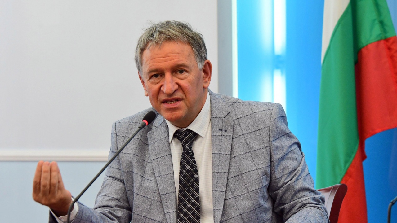 Министър Стойчо Кацаров забрани износа на някои лекарства, използвани срещу COVID-19