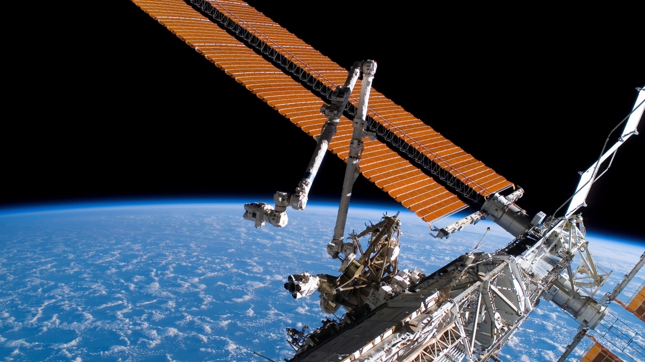 Космонавти откриха нови пукнатини на МКС