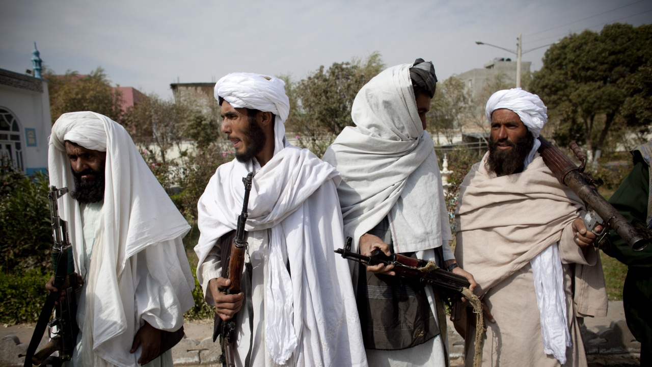 Талибаните празнуват "пълната независимост" на Афганистан
