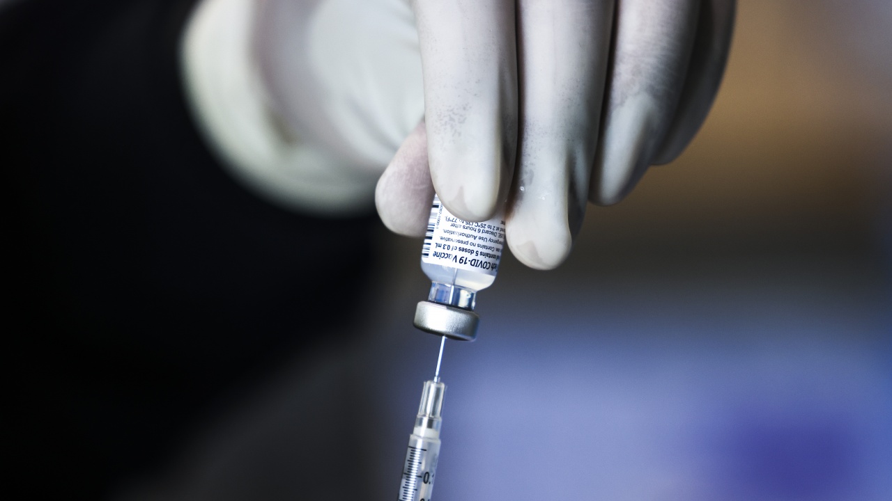 Израел започва имунизация с трета ваксина на хората над 60 години
