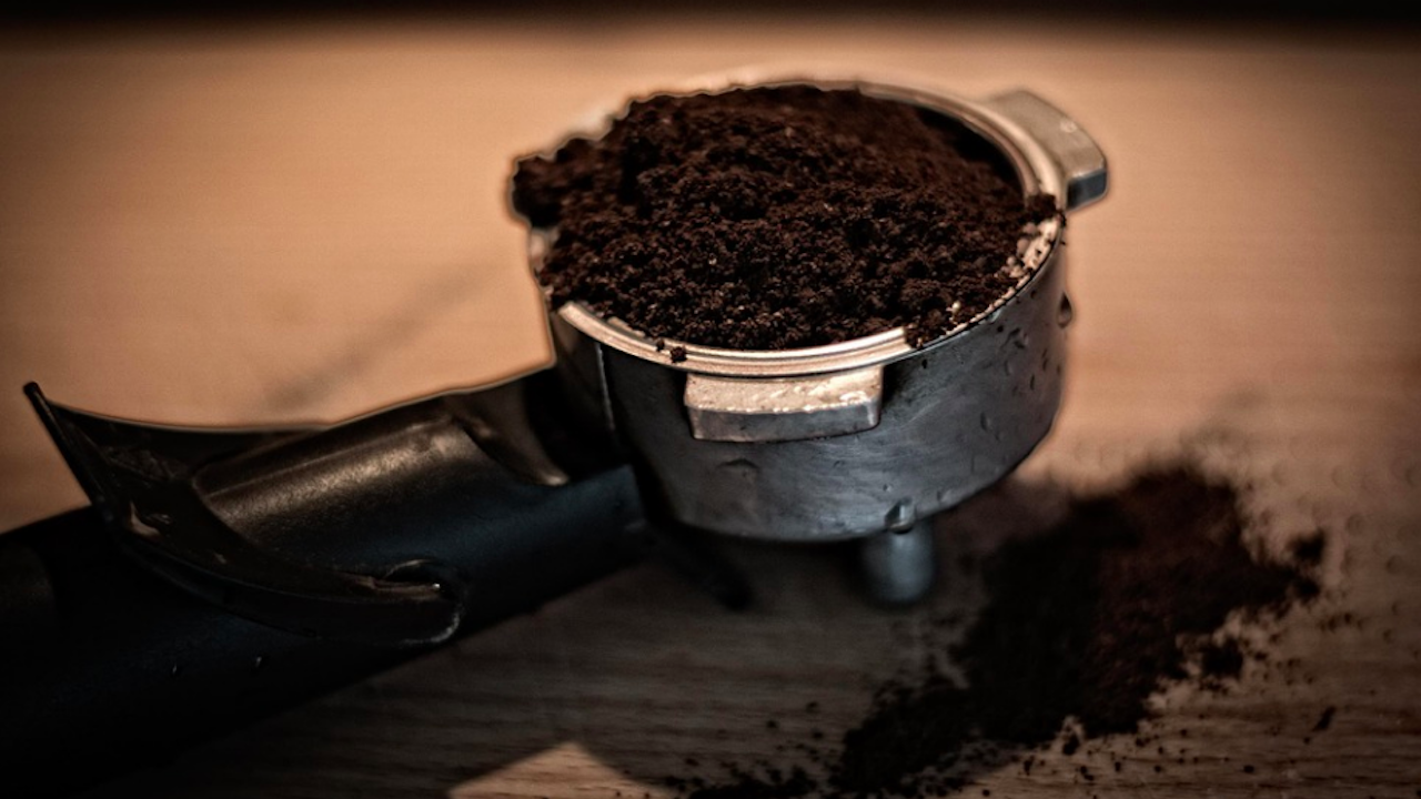 Разработиха технология за превръщане на утайка от кафе в алкохол