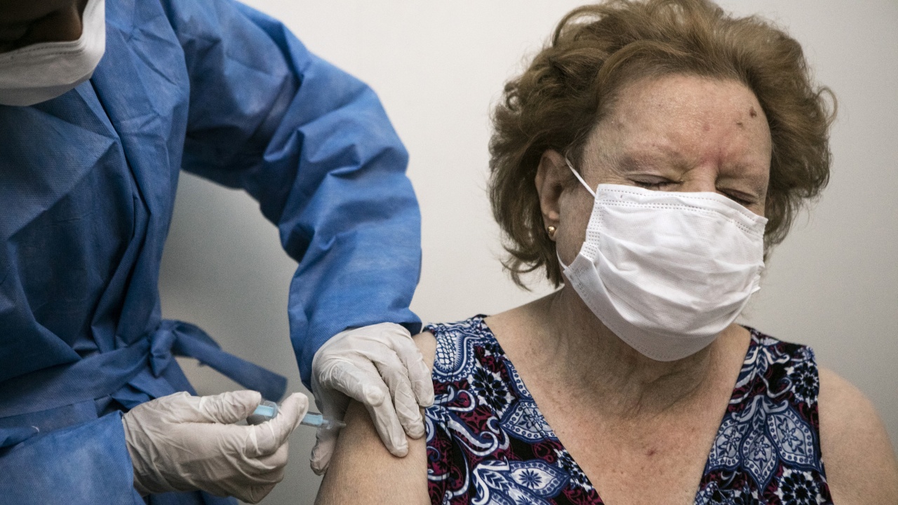 COVID-19: ваксинацията e спасила близо 50 000 живота във Франция
