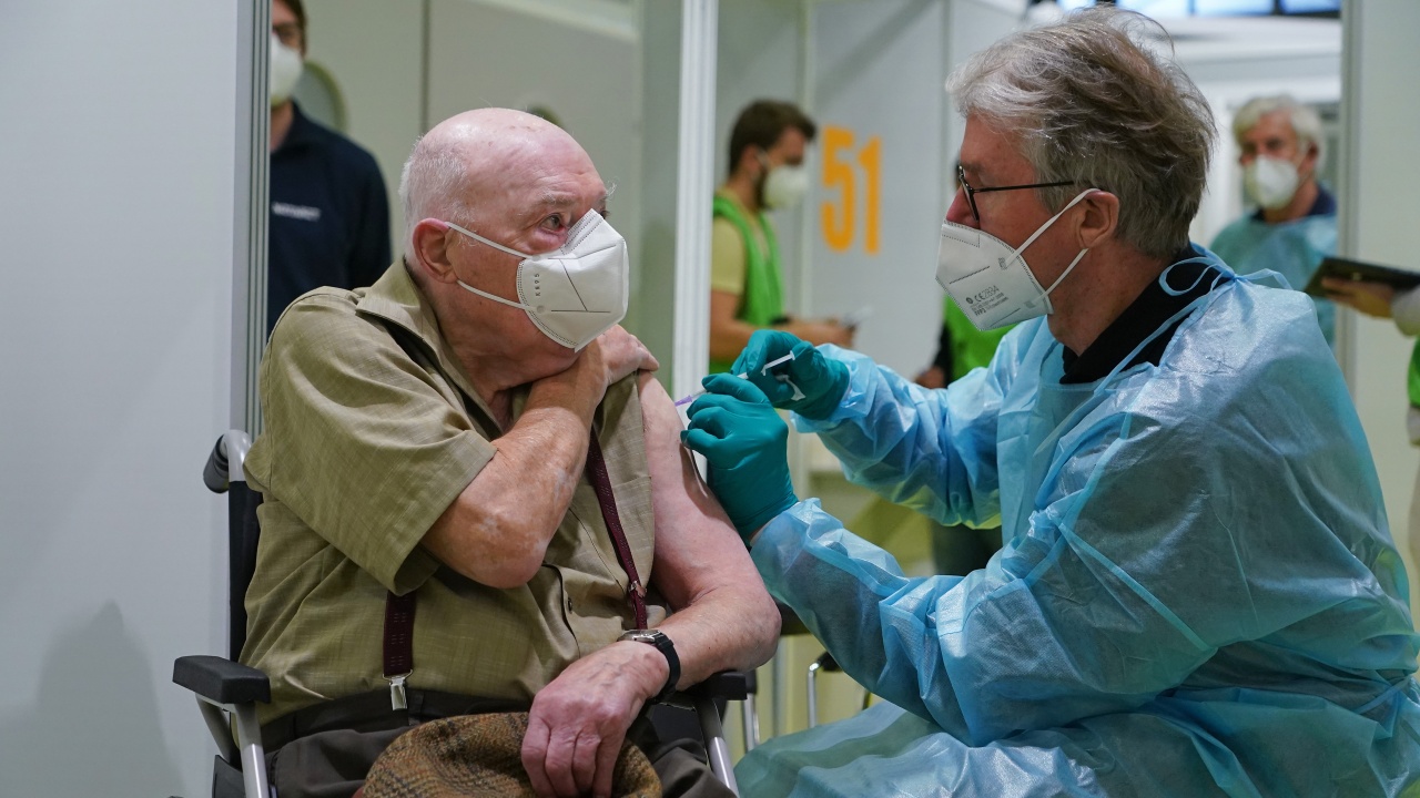 Германия започва да поставя трета доза ваксина на хората над 60 години