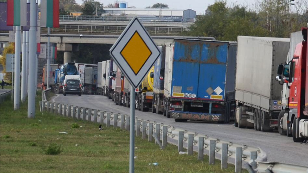 Временно се забранява движението на камиони над 12 т на територията на страната