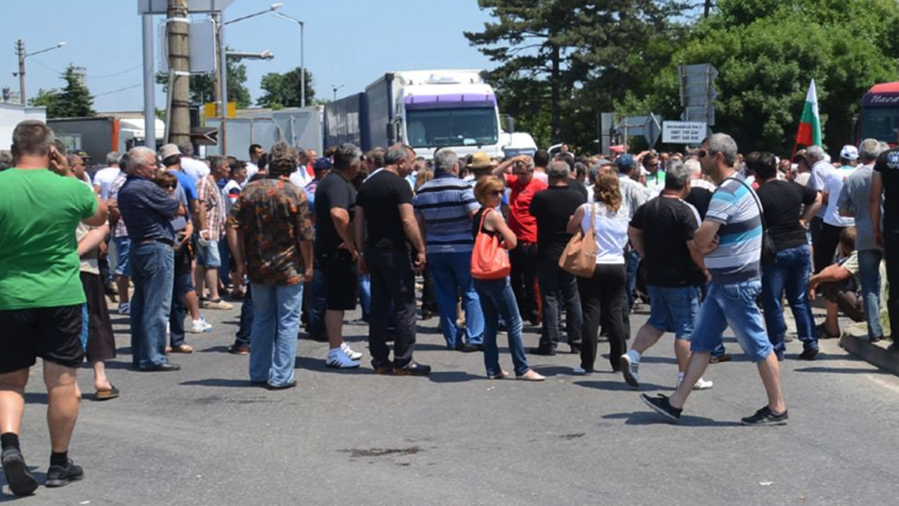 Протест срещу COVID мерките блокира Е-79 край Благоевград
