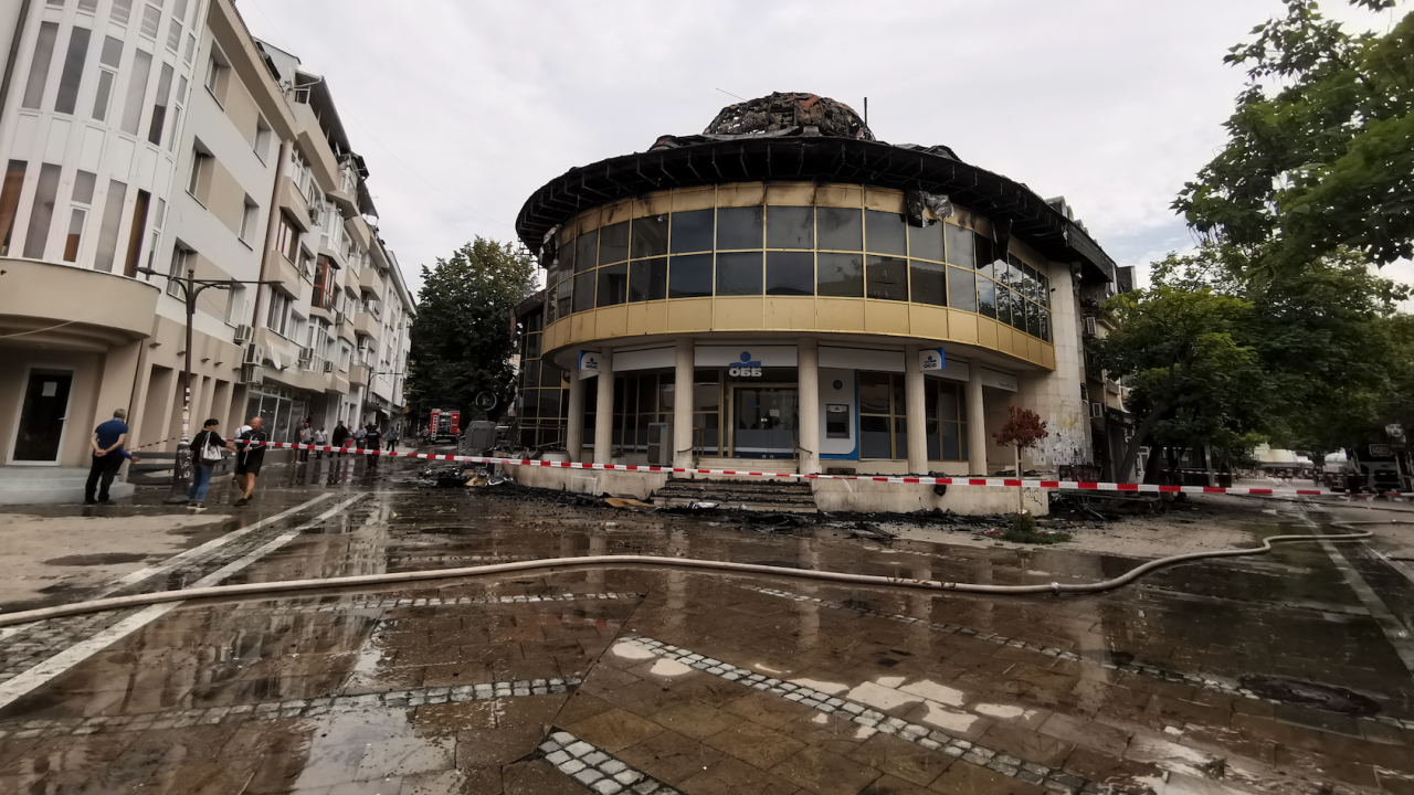 Шефът на пожарната в Благоевград с последна информация за пожара в центъра на града