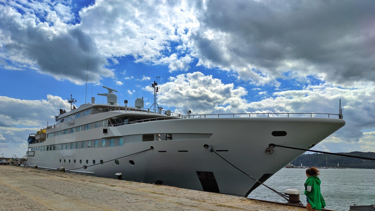 Супер луксозна яхта акостира във Варна