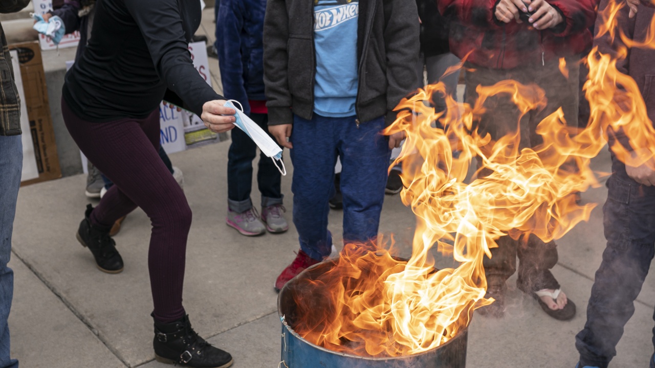 Хотелиери и ресторантьори протестираха с хвърляне и палене на маски в Хасково