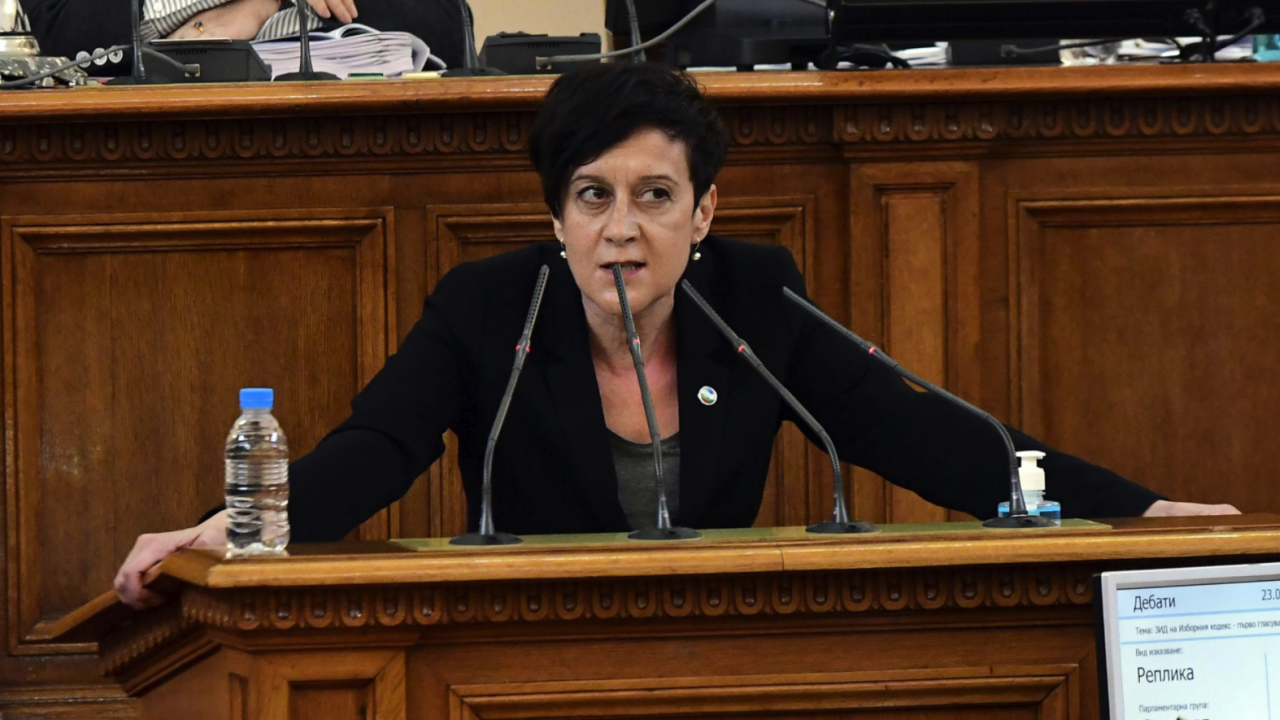 Антоанета Цонева: Транспортният министър не даде убедителни отговори за удълбочаването към теца на Доган