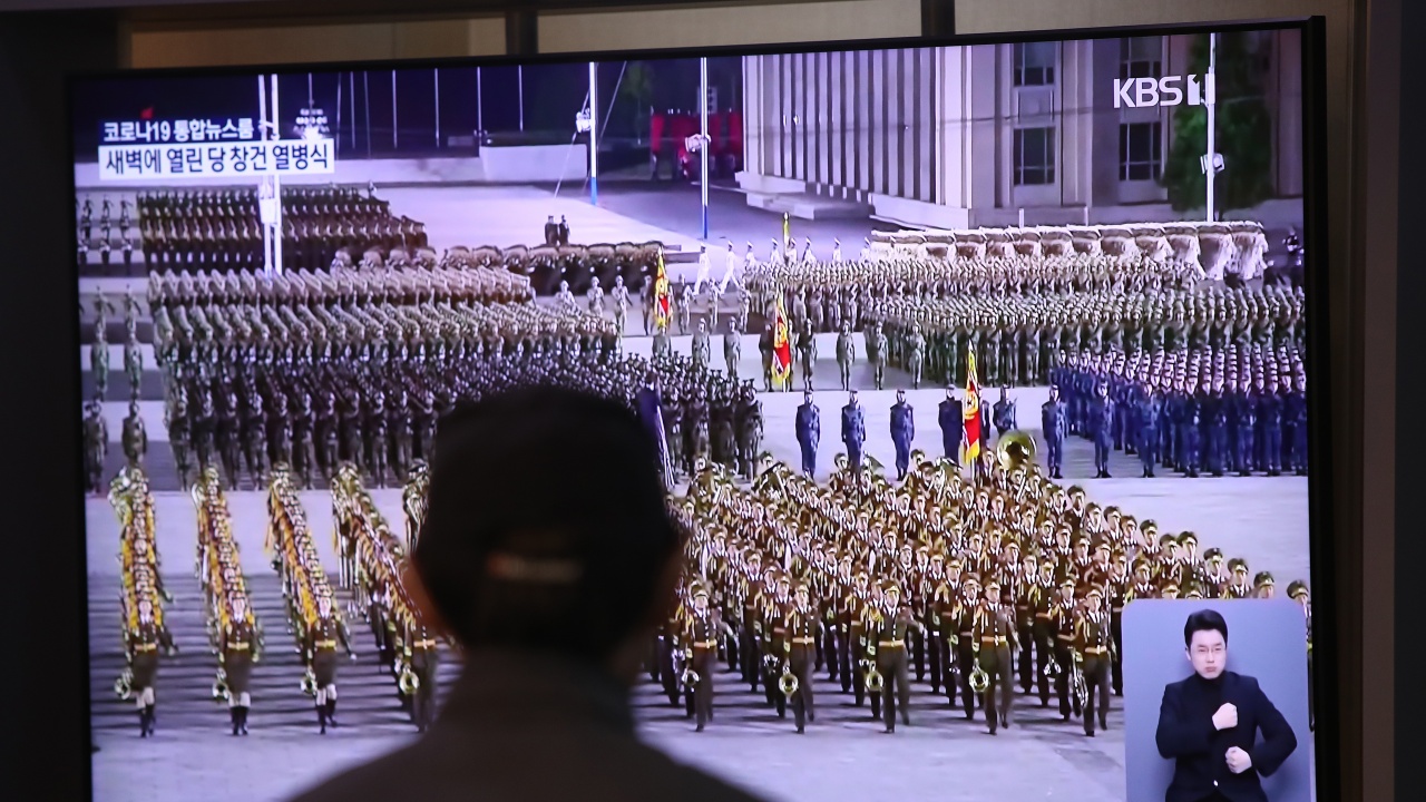Северна Корея проведе необичаен парад без ракети по повод годишнината от основаването си