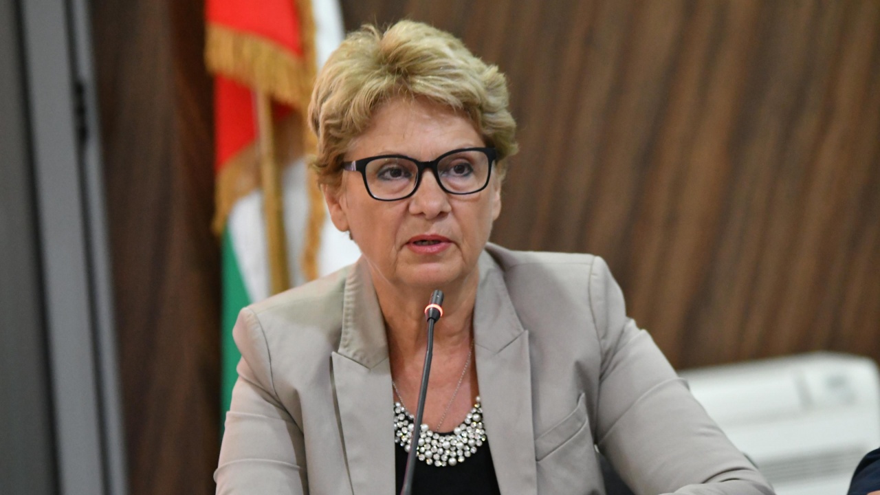 Министър Комитова ще представи проект за превенция на свлачища