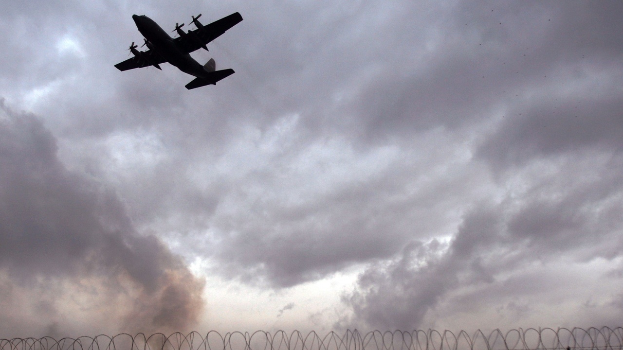 Близо 200 чужденци излетяха с чартърен полет от Кабул