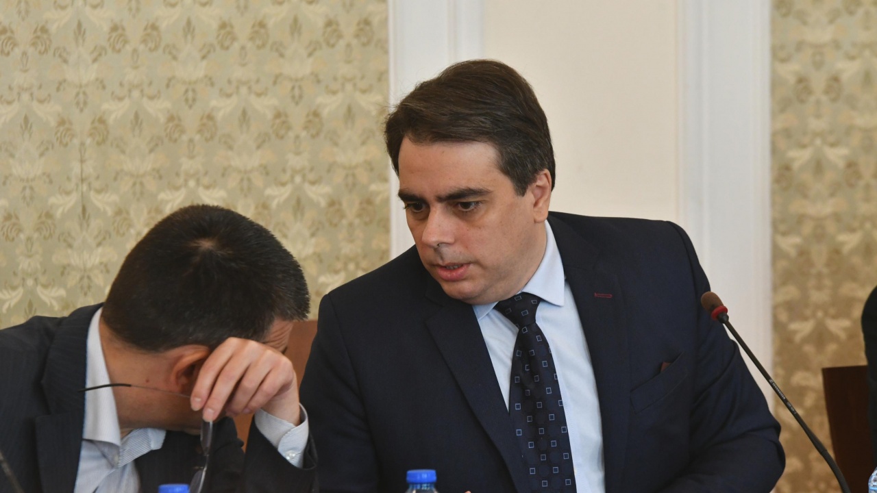 Асен Василев предложи как да бъде решен въпросът с парите на строителите