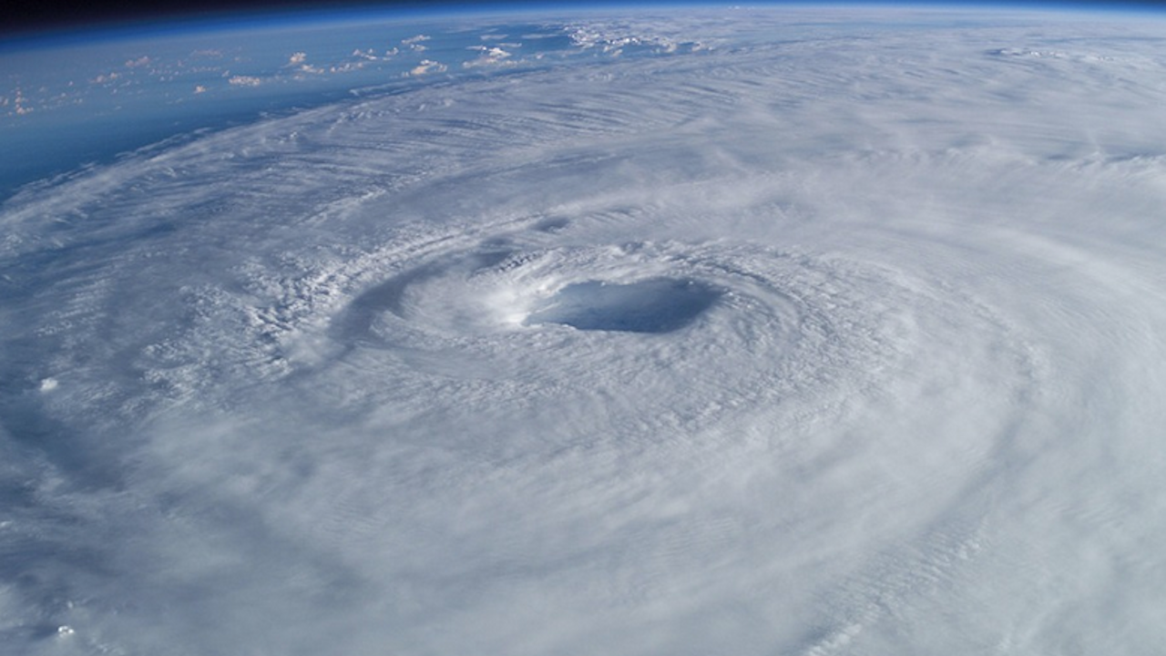 Ураганът Олаф отслабна, след като връхлетя Лос Кабос в Мексико 