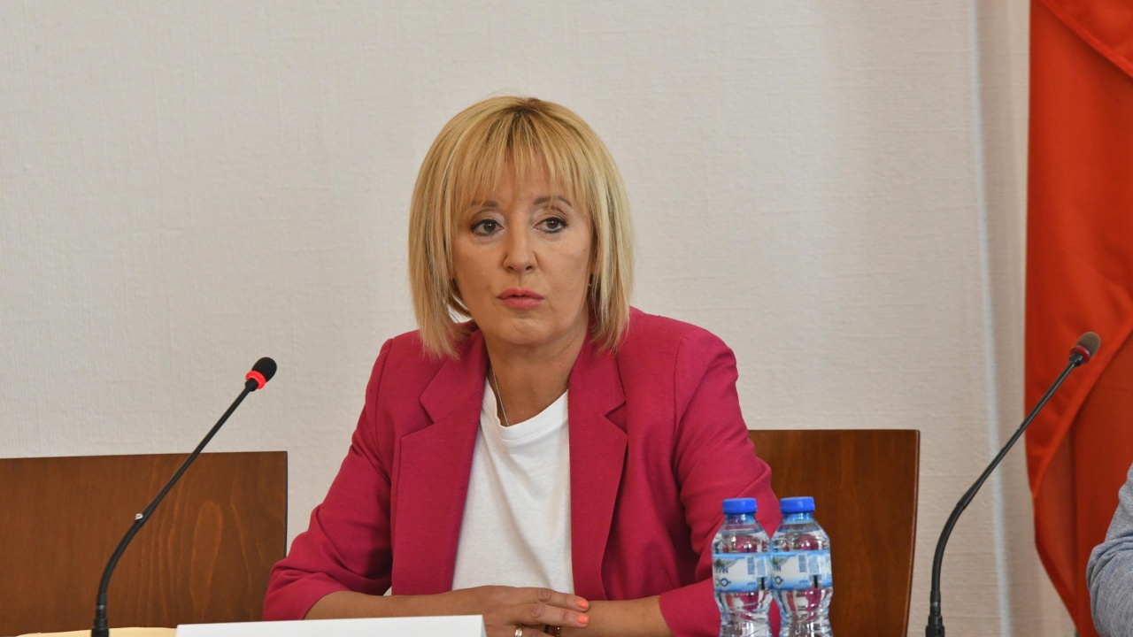 Манолова: В понеделник ще има извънредно заседание на парламента