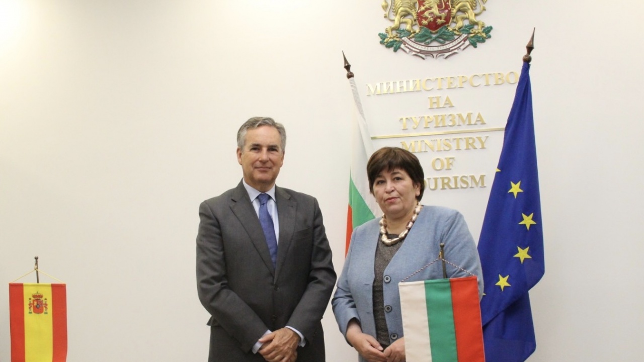 Министър Балтова разговаря с Алехандро Поланко Мата, посланик на Кралство  Испания в България