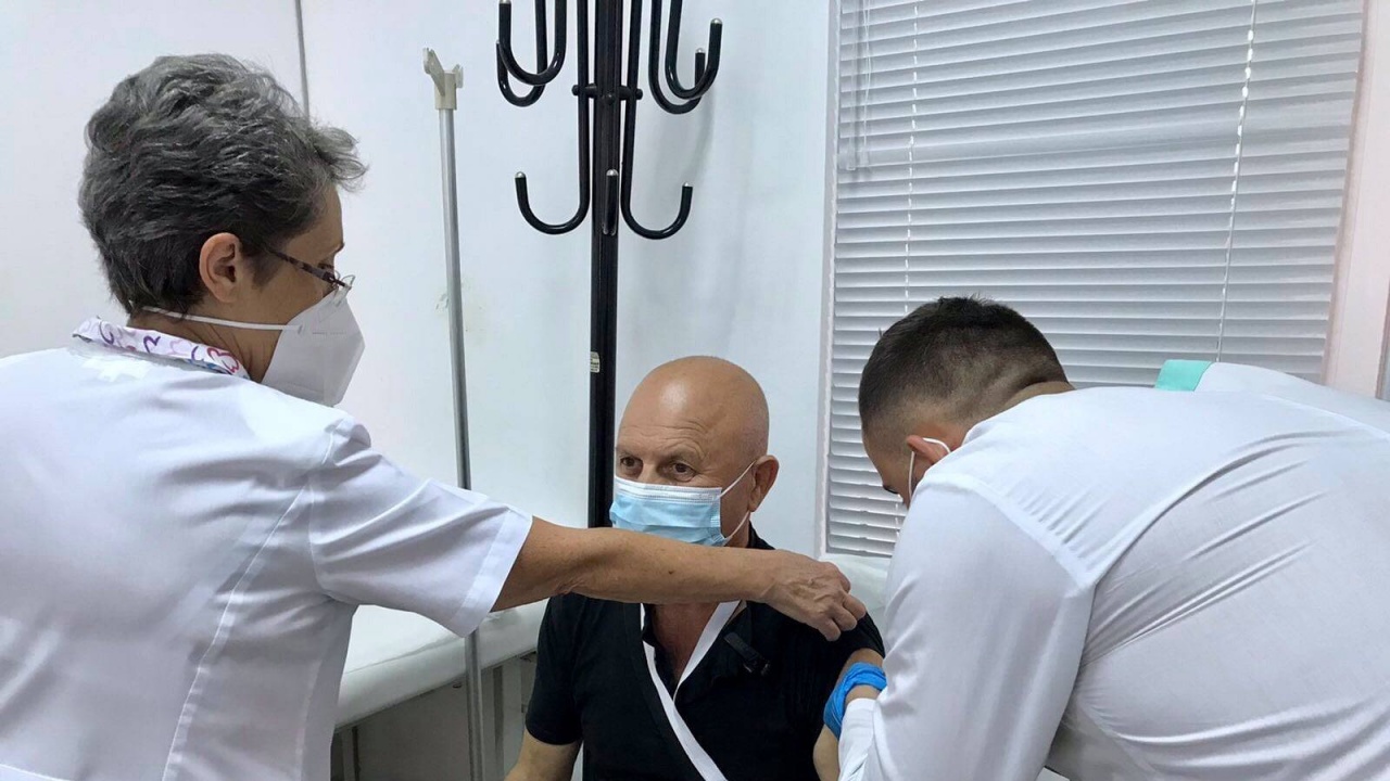 Членове на КНСБ и Съюза на учителите с личен пример за ваксинация