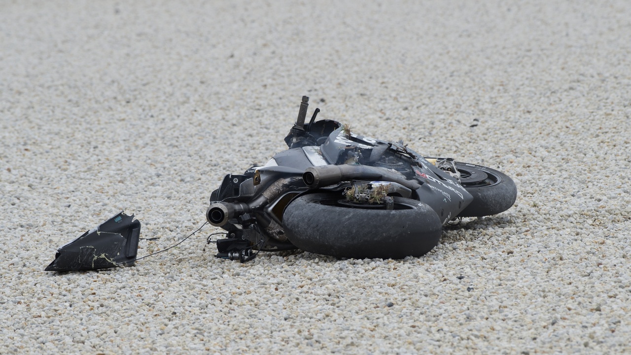 Мотоциклетист пламна при удар с кола и почина