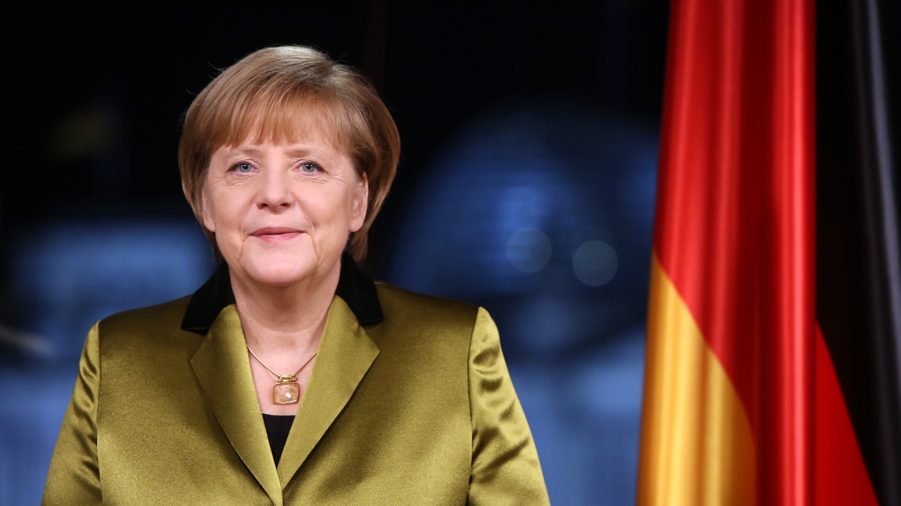 Сладкар прави копия на Ангела Меркел от марципан